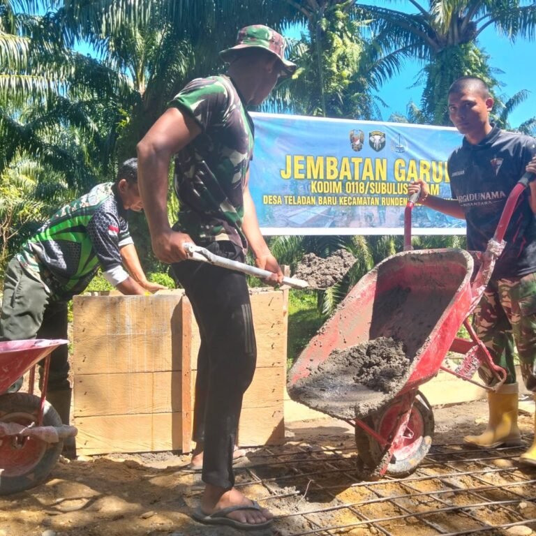Jembatan Garuda di Dusun Makmur Terus Dikebut, Serda Duwi dan Personel Bahu-Membahu