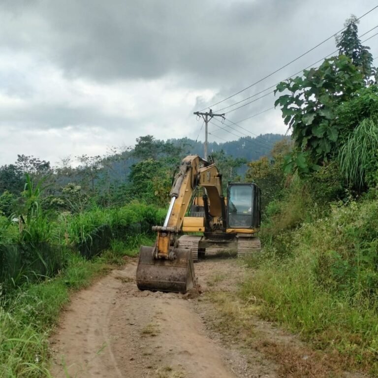 Di Lereng Bontocani, Excavator Percepat Pembentukan Jalan TMMD 129