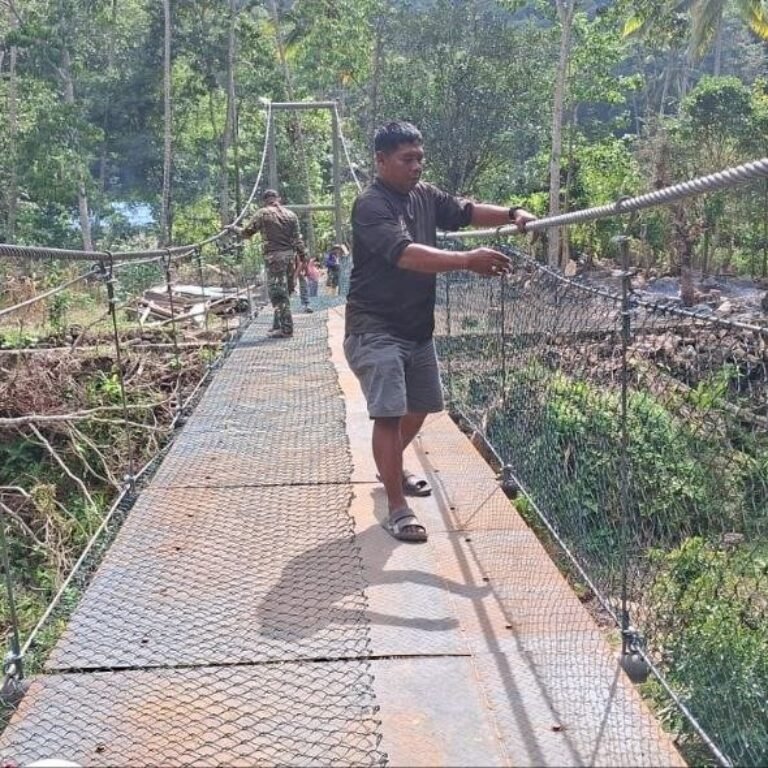 Selesaikan Tahap Akhir, Satgas TMMD Pasang Jaring Pengaman Jembatan Pattuku