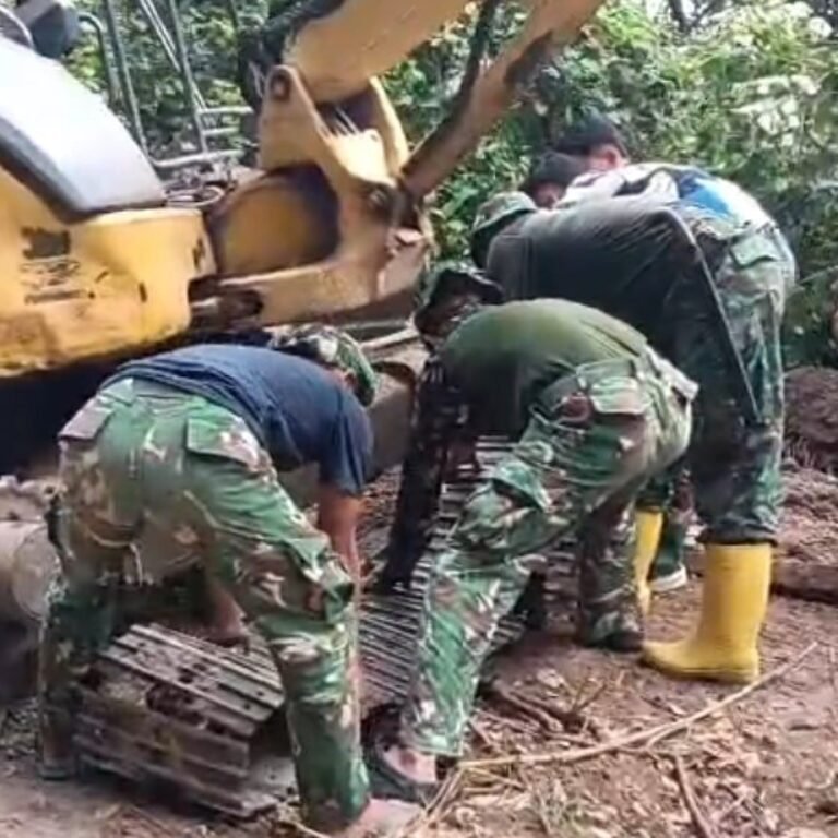 Servis Excavator Jadi Prioritas Satgas TMMD di Lokasi Peningkatan Jalan Desa Pattuku