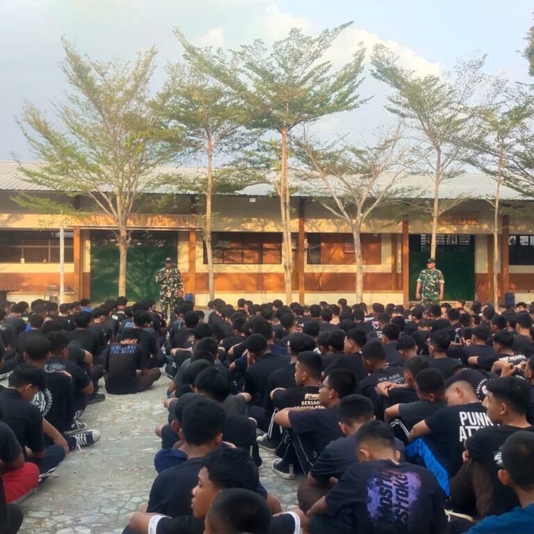Ratusan Siswa SMK di Sukoharjo Terima Pembinaan Karakter dari TMMD