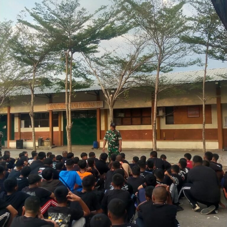 Halaman Sekolah Jadi Aula, TNI Ajarkan Nilai Kebangsaan pada Siswa SMK di Sukoharjo