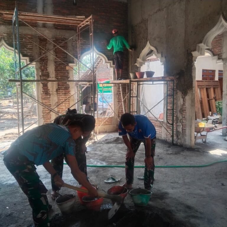 Warga dan Satgas TMMD Selesaikan Plester di Masjid Al Mubaroq Parangjoro