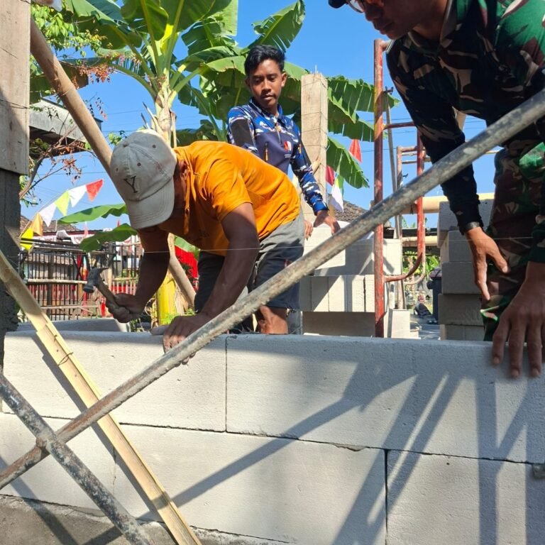 Warga dan Satgas Bergotong Royong Membangun Poskampling untuk Tingkatkan Keamanan Lingkungan
