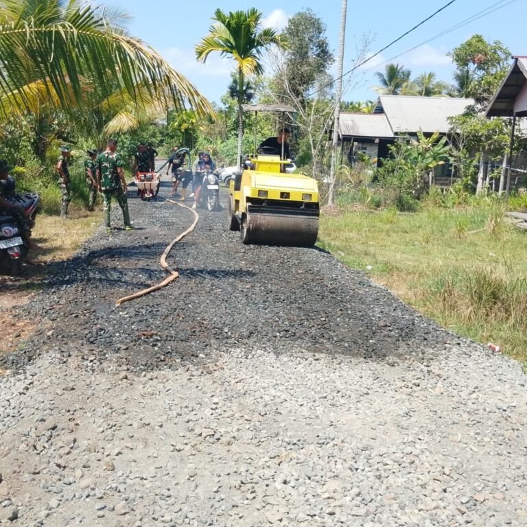 Teknik Penyiraman dan Pemadatan Dikebut di TMMD Ke-129 Tamban Bangun