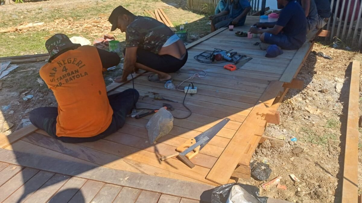Papan Ulin Terpasang Rapi, Titian Penghubung TPA Tamban Bangun Menuju Penyempurnaan