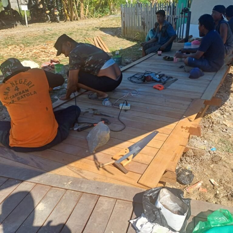 Papan Ulin Terpasang Rapi, Titian Penghubung TPA Tamban Bangun Menuju Penyempurnaan