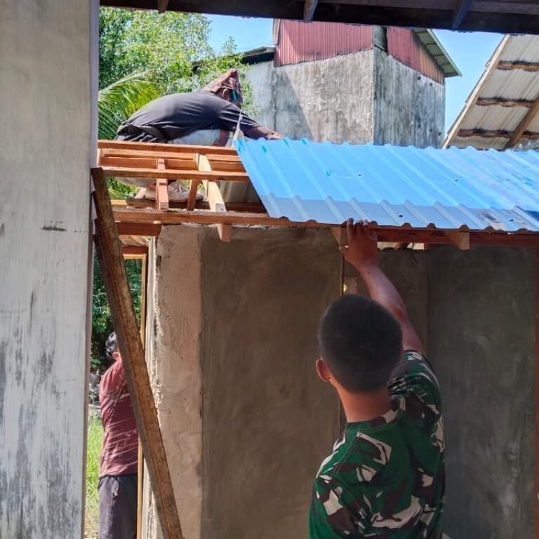 Seng Atap Sudah Terpasang, MCK RT 10 Tamban Bangun Masuk Tahap Pemasangan Keramik