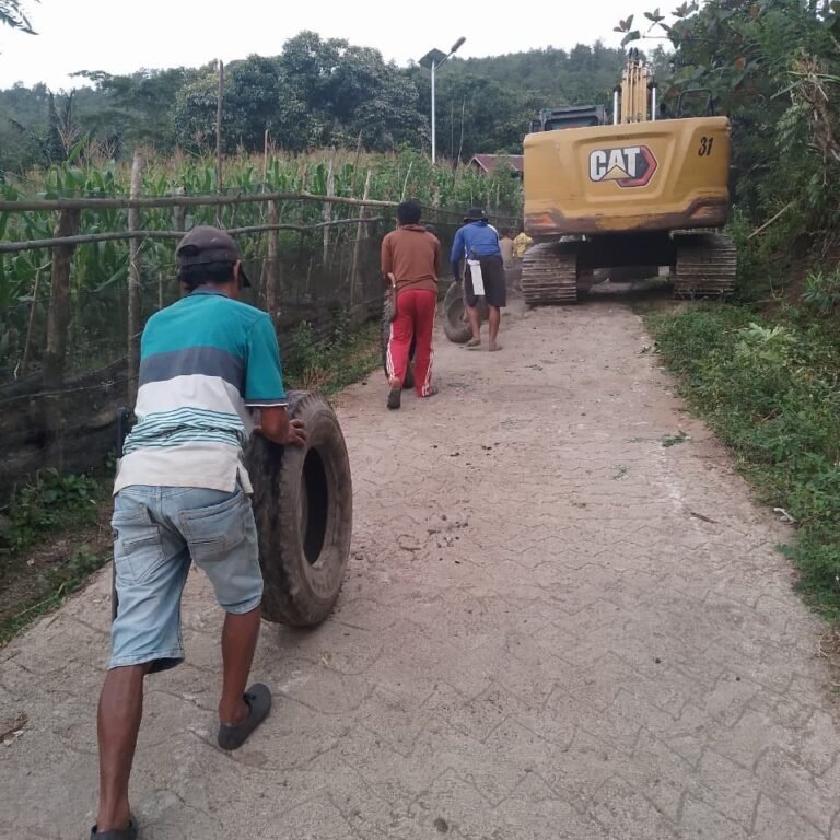 Deru Excavator Mempercepat Pembentukan Badan Jalan TMMD di Pattuku