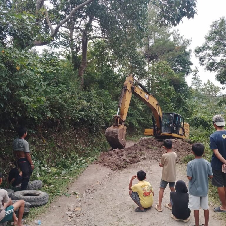 Bagaimana Excavator Mengawali Peningkatan Jalan TMMD di Desa Pattuku