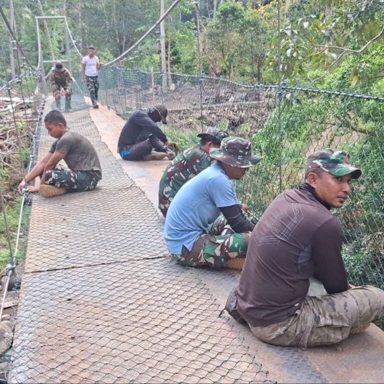 Pemasangan Jaring Pengaman Lengkapi Pekerjaan Jembatan Gantung di Desa Pattuku