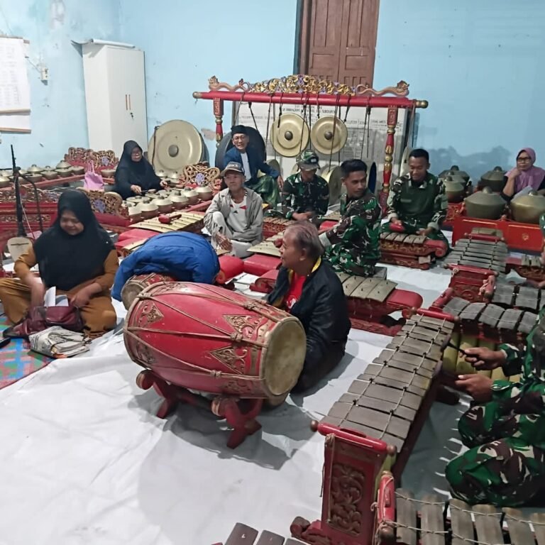 Suasana Latihan Gamelan di Parangjoro: Prajurit TMMD Pelajari Kendang hingga Gong
