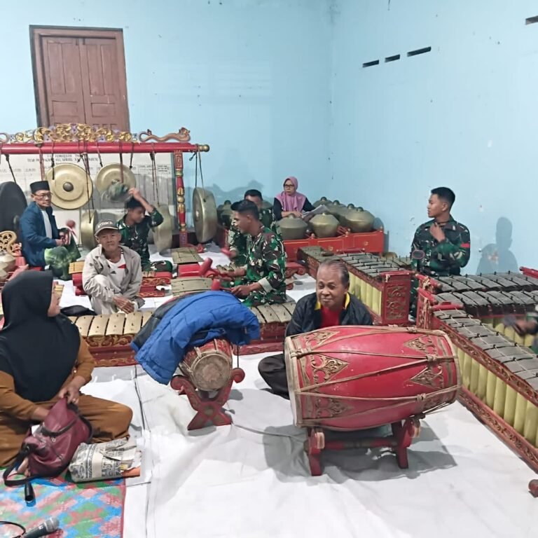 Seni Karawitan Jadi Sarana Pembelajaran Satgas TMMD di Parangjoro