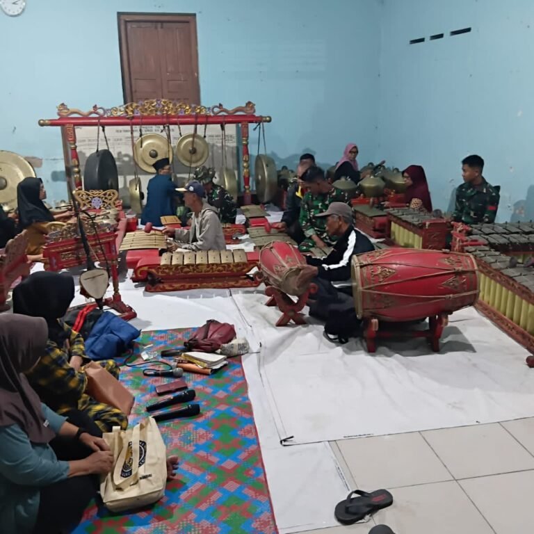 Satgas TMMD Ikut Melestarikan Karawitan Parangjoro Saat Pengerjaan Fisik Berlangsung
