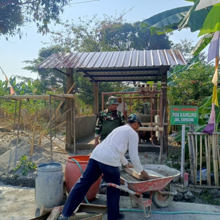 Atap Pos Kamling Terpasang, Pemasangan Keramik Jadi Fokus TMMD di Dukuh Singkil
