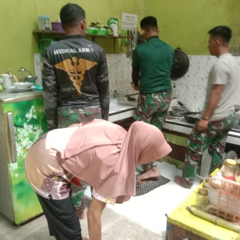 Di Balik Layar TMMD Parangjoro: Prajurit dan Ibu-ibu Bersama Menata Makan Siang