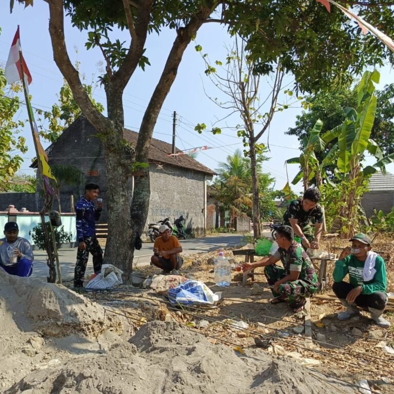 Komsos di Bawah Pohon: Kunci Kelancaran Pengerjaan TMMD Parangjoro