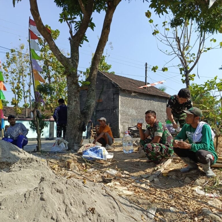 Siluet Silaturahmi: Warga dan Prajurit Berbagi Waktu di Lokasi Pembangunan TMMD Parangjoro