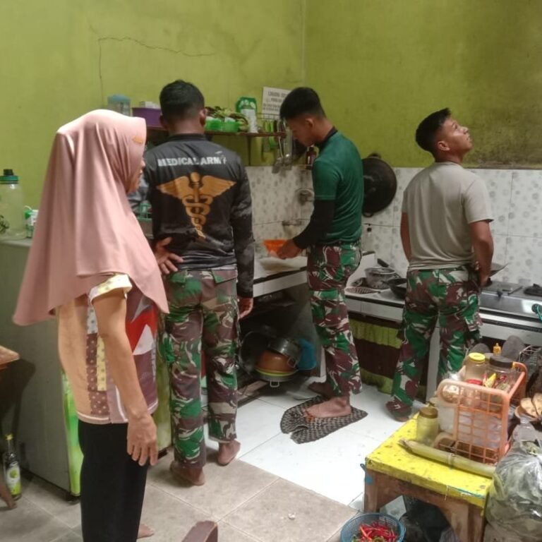 Prajurit dan Warga Bahu-membahu di Dapur Konsumsi TMMD Reguler Ke-129 Sukoharjo