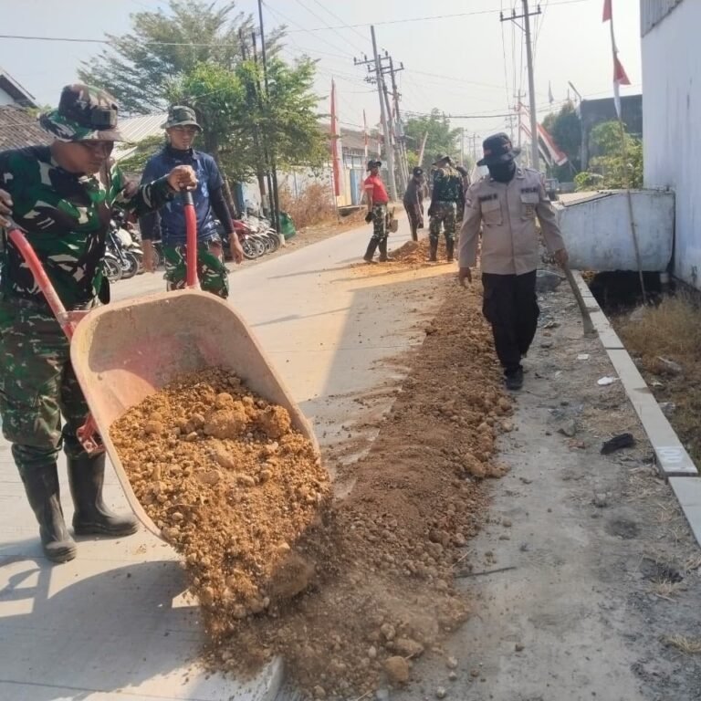 TMMD 129: Menyisir Bahu Jalan Parangjoro demi Kenyamanan dan Keamanan Warga