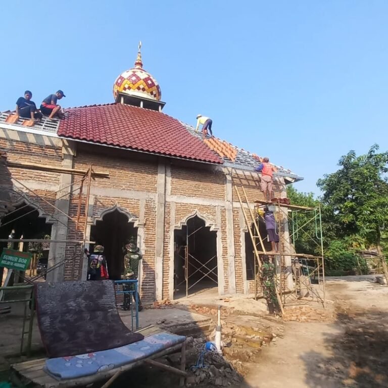 Tumpukan Genteng di Atap Masjid Al Mubaroq dan Semangat Gotong Royong yang Tumbuh