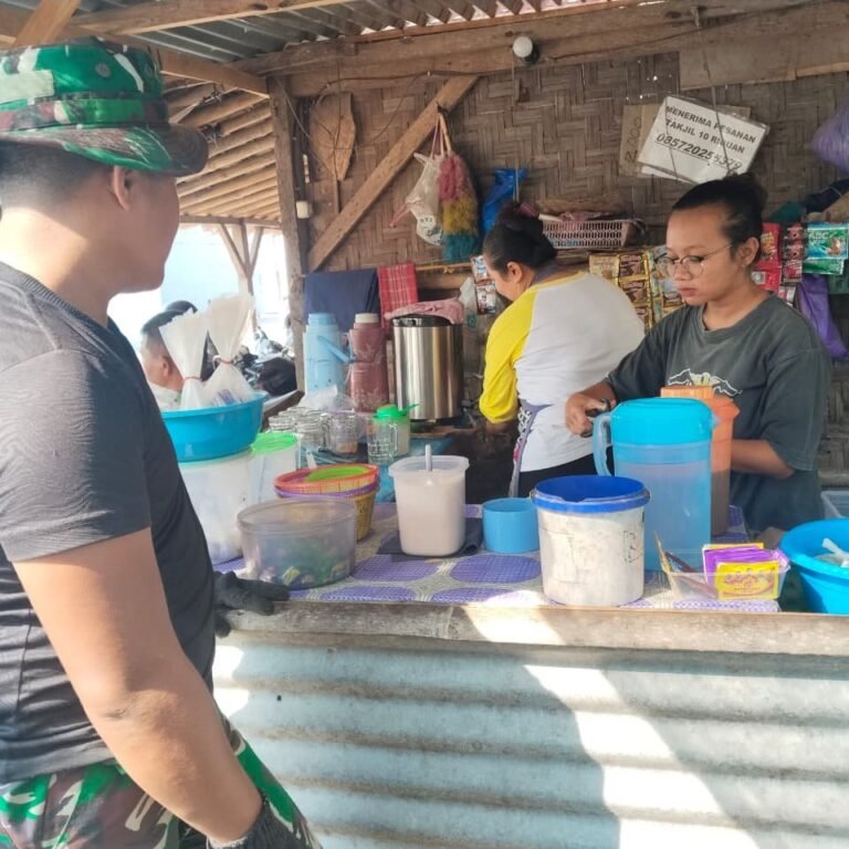 Usaha Mikro Parangjoro Kebanjiran Pembeli Saat Satgas TMMD Istirahat