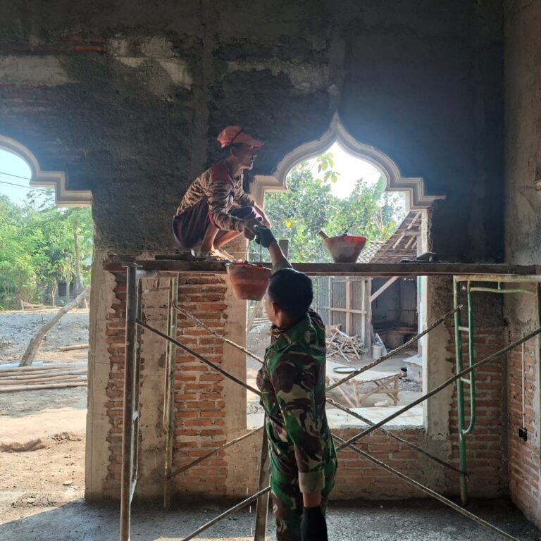 Satgas TMMD Turun Tangan Selesaikan Plester Dinding Masjid Al Mubaroq