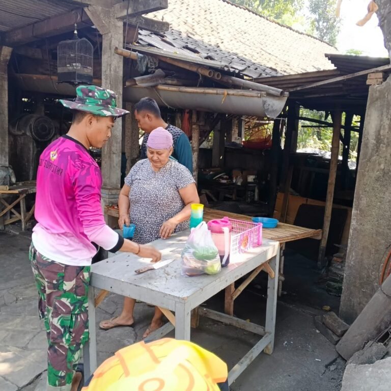 Kopi, Pisang Goreng, dan Obrolan Hangat Warnai Istirahat Satgas TMMD di Parangjoro