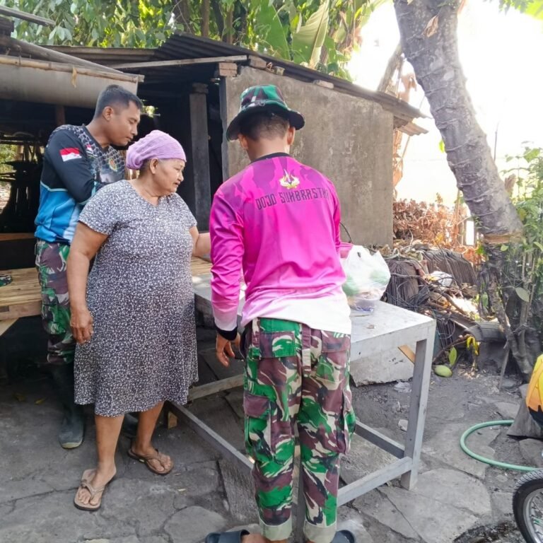 Camilan dan Obrolan Ringan Warnai Istirahat Prajurit TMMD di Parangjoro