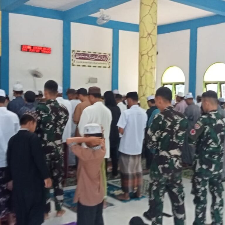Azan Hentikan Aktivitas Pembangunan, Satgas TMMD Jadi Satu dengan Warga Tamban Bangun