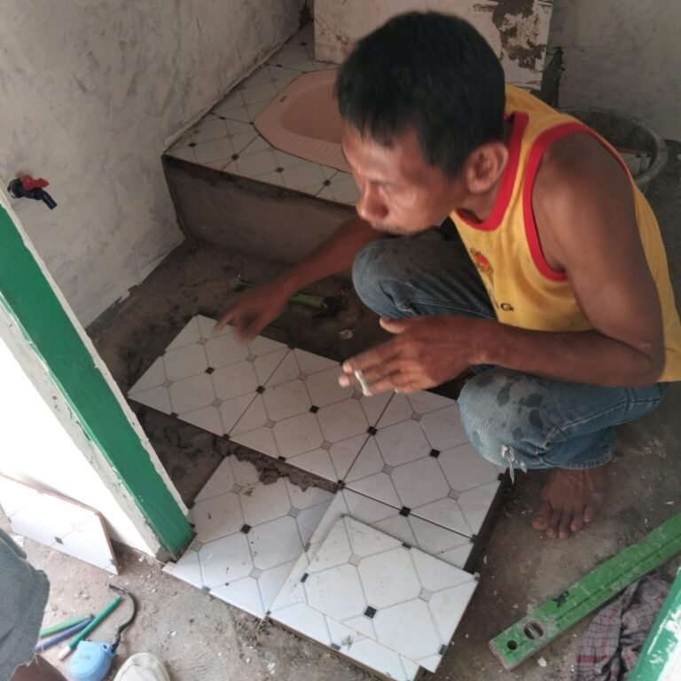 Setengah Keramik Terpasang, MCK TMMD di Tamban Bangun Siap Dinikmati Warga