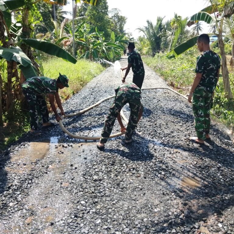 Komsos Babinsa di Ulee Pulo Dorong Warga Kibarkan Bendera Merah Putih
