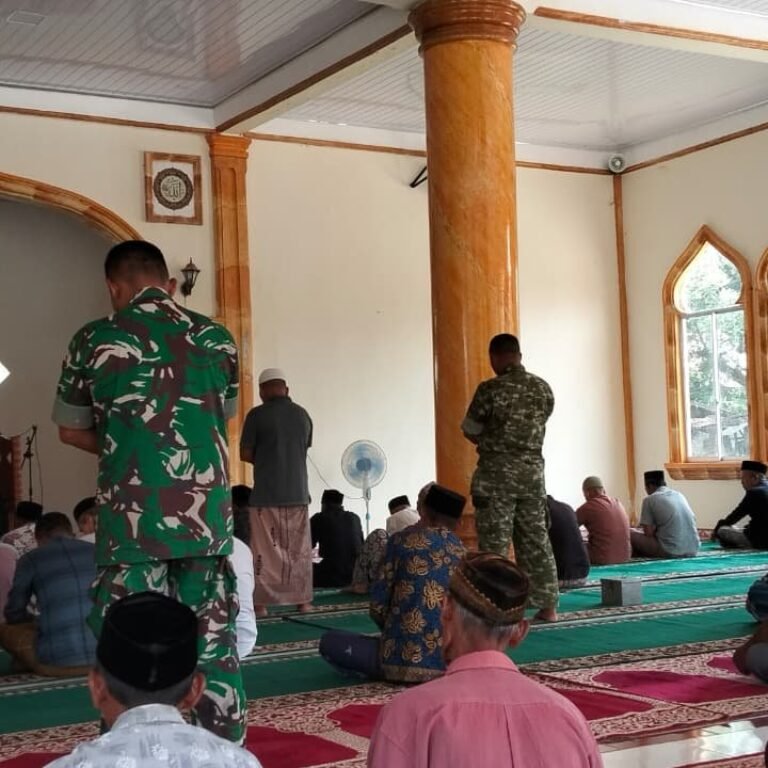 Ibadah Jumat di Sarah Raya: Satgas TMMD dan Warga Berdoa dalam Satu Saf