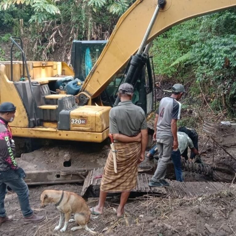 Jaga Performa Alat Berat: Excavator di Pattuku Dirawat Satgas TMMD 129