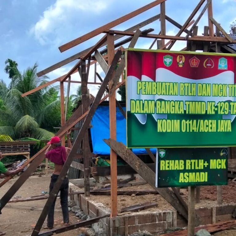 Kemanunggalan TNI-Rakyat Tampak Saat Pembangunan RTLH Titik 3 Milik Asmadi
