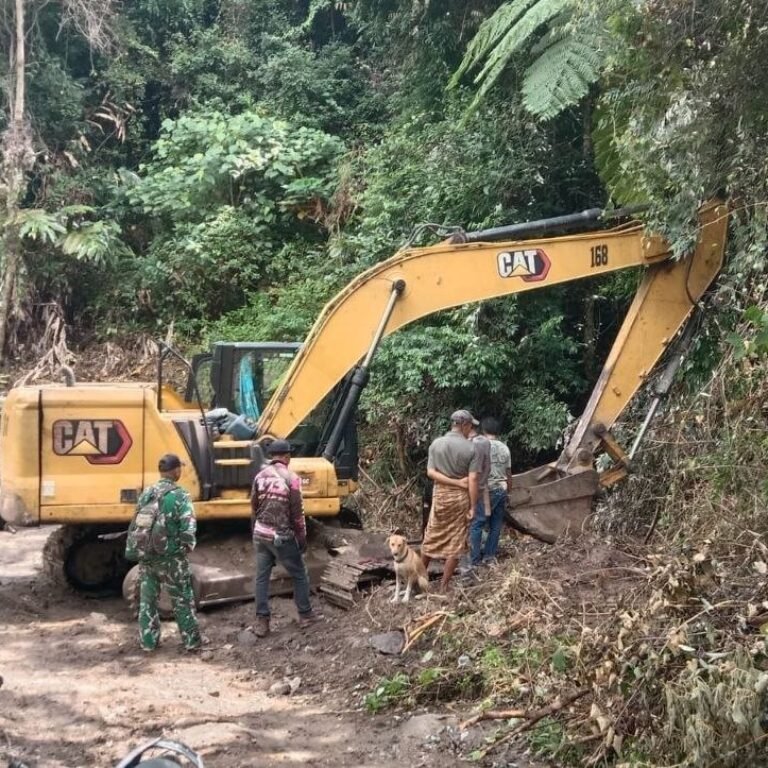 Satgas TMMD 129 Lakukan Perawatan Excavator di Pattuku agar Pengerjaan Jalan Tak Terganggu