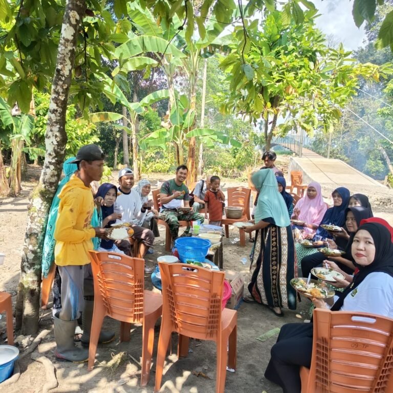 Makan Bersama di Lokasi TMMD: Langkah Sederhana Pererat Hubungan Satgas dan Desa Tadang Palie