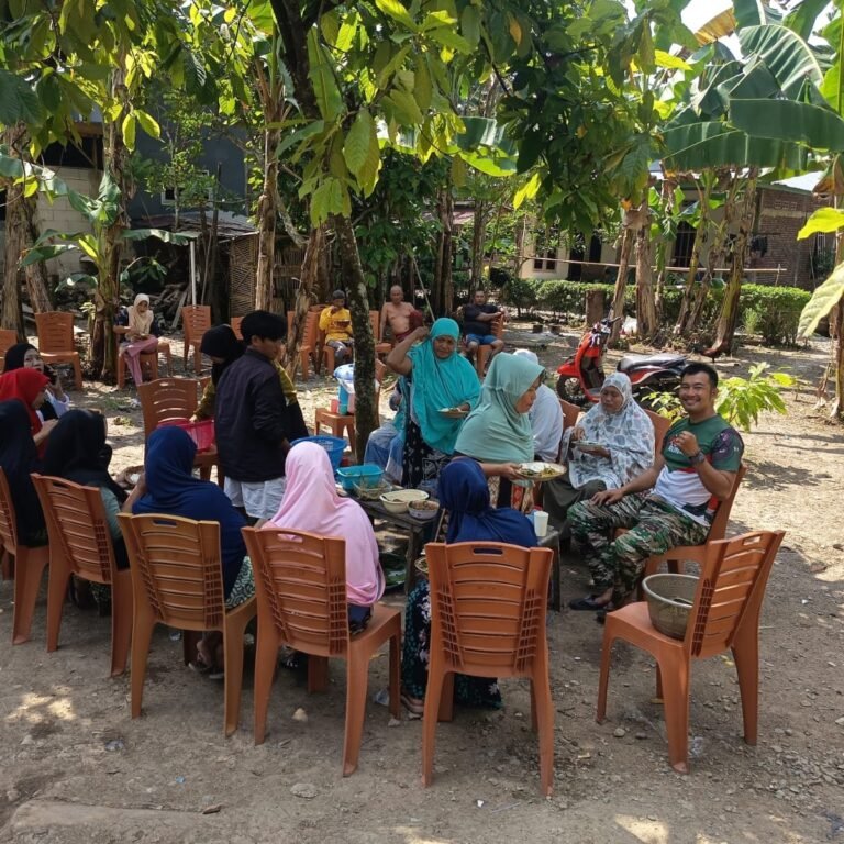 Santap Siang Jadi Saluran Komunikasi Satgas TMMD di Desa Tadang Palie