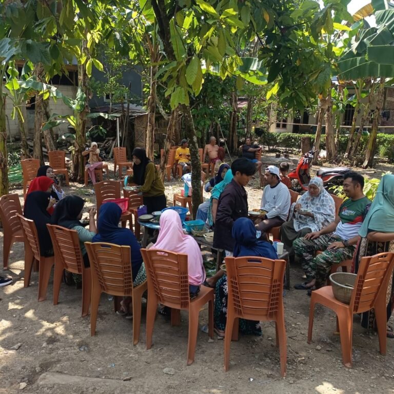 Kopi, Nasi, dan Pembangunan: Warga Tadang Palie Berbagi Waktu dengan Satgas TMMD