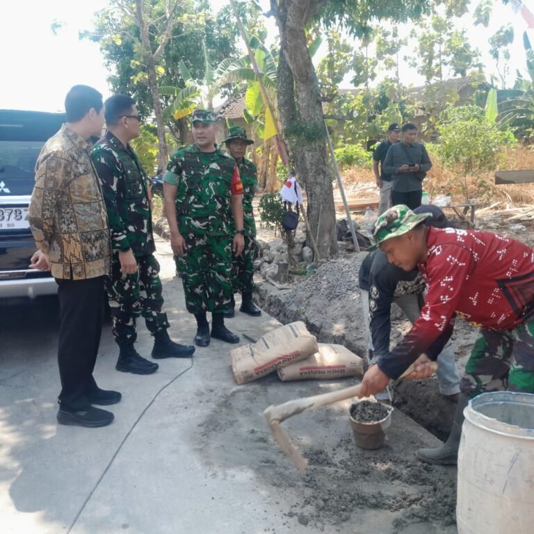Di Dukuh Singkil, Poskamling Hasil Kolaborasi TNI-Warga Dikunjungi Kadispenad