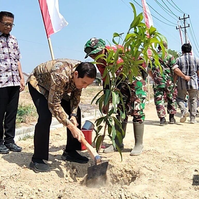 Bibit Ditanam Saat Kunjungan Kadispenad, TMMD Sukoharjo Tekankan Penghijauan