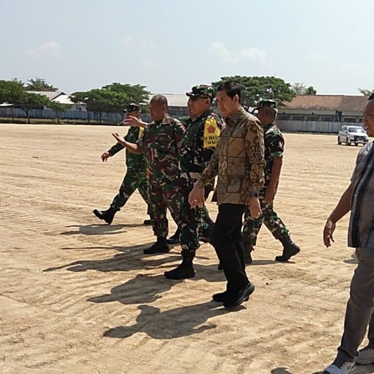 Kadispenad Ikut Serta Menanam Pohon Saat Kunjungi TMMD di Parangjoro