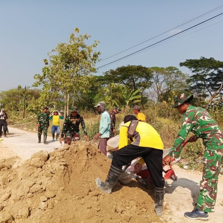 Pelibatan Warga dan Satgas TMMD Tertibkan Bahu Jalan di Tengah Sawah Parangjoro