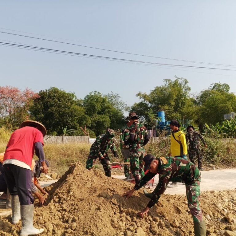 Parangjoro Rapihkan Bahu Jalan Sawah Setelah Pengecoran