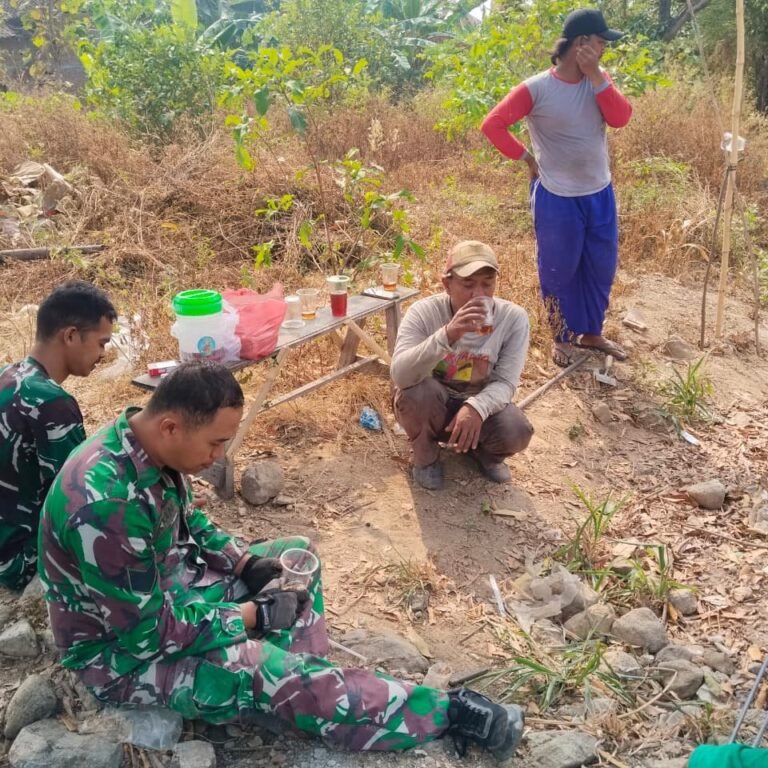 Secangkir Teh dan Percakapan Ringan Antarkan Kedekatan Warga Parangjoro dengan Satgas TMMD