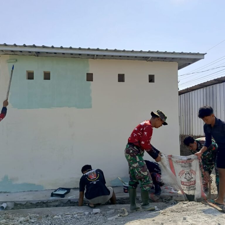 Perbaikan Fasilitas Lapangan Parang Kusumo, Satgas TMMD Kerja Cat dan Bersihkan Selokan