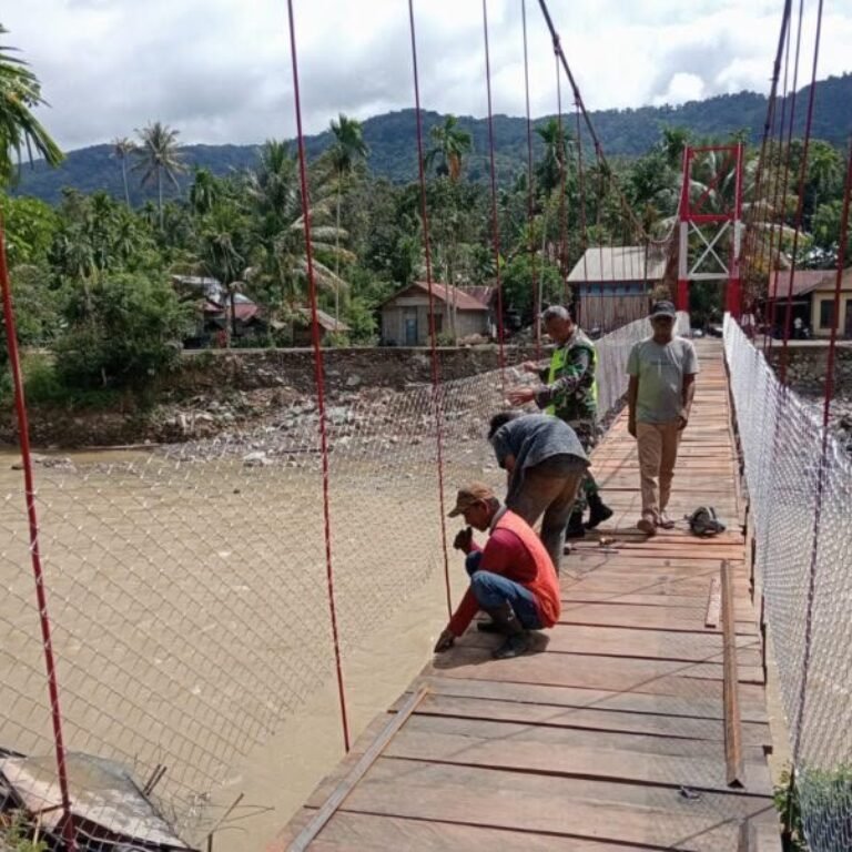 Personel Kodim 0116/Nagan Raya dan Warga Kerja Keras Selesaikan Tahap Akhir Jembatan Perintis