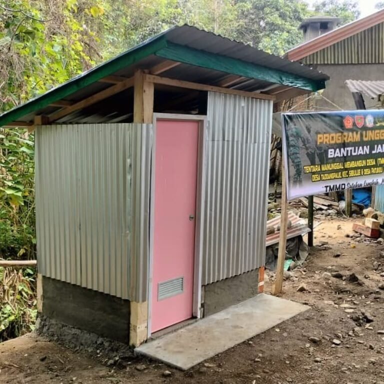 Sentuhan Akhir: Pengecatan MCK Titik 3 TMMD di Bone Diselesaikan