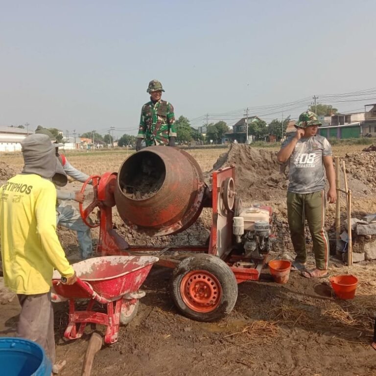 Peran Polri dan Warga Tampak Saat Pembuatan Talud di Sukoharjo