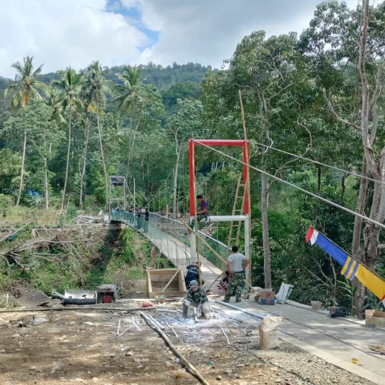 Perawatan Berkelanjutan: Jembatan Pattuku-Lemo di Bone Dicat Ulang oleh Satgas TMMD